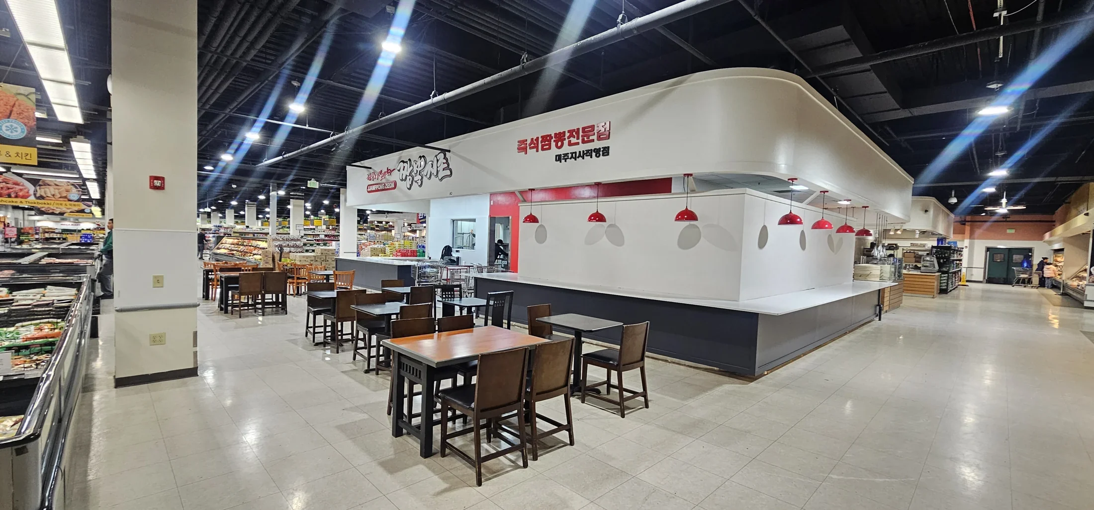 Jjamppong Zizon restaurant and dining area